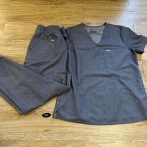 FIGS Grey Technical Collection Scrub Set Top Pants V Neck Cargo Pockets Size M